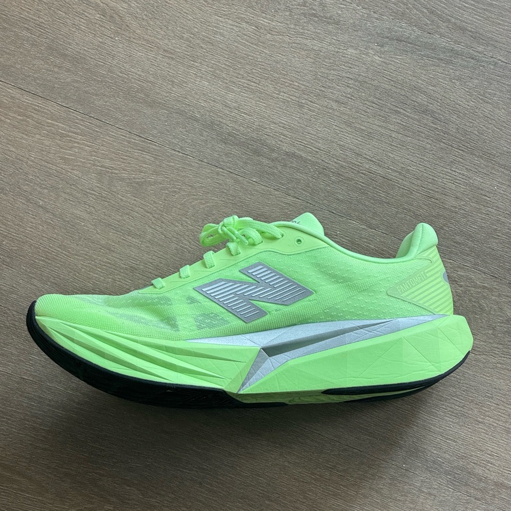 New Balance Mens FuelCell Rebel v5 in Mint Flash/Lab Green size 10.5 New in box